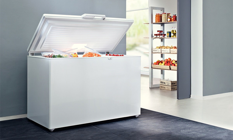 Freezer with horizontal loading