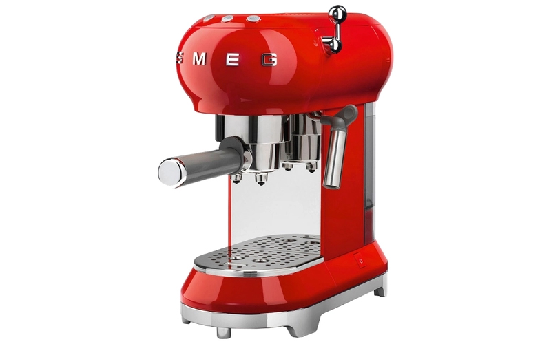 Smeg ECF01 - the universal coffee maker in retro style