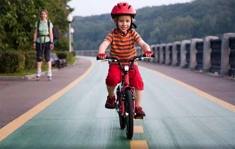 O princípio de operação e o dispositivo da bicicleta das crianças